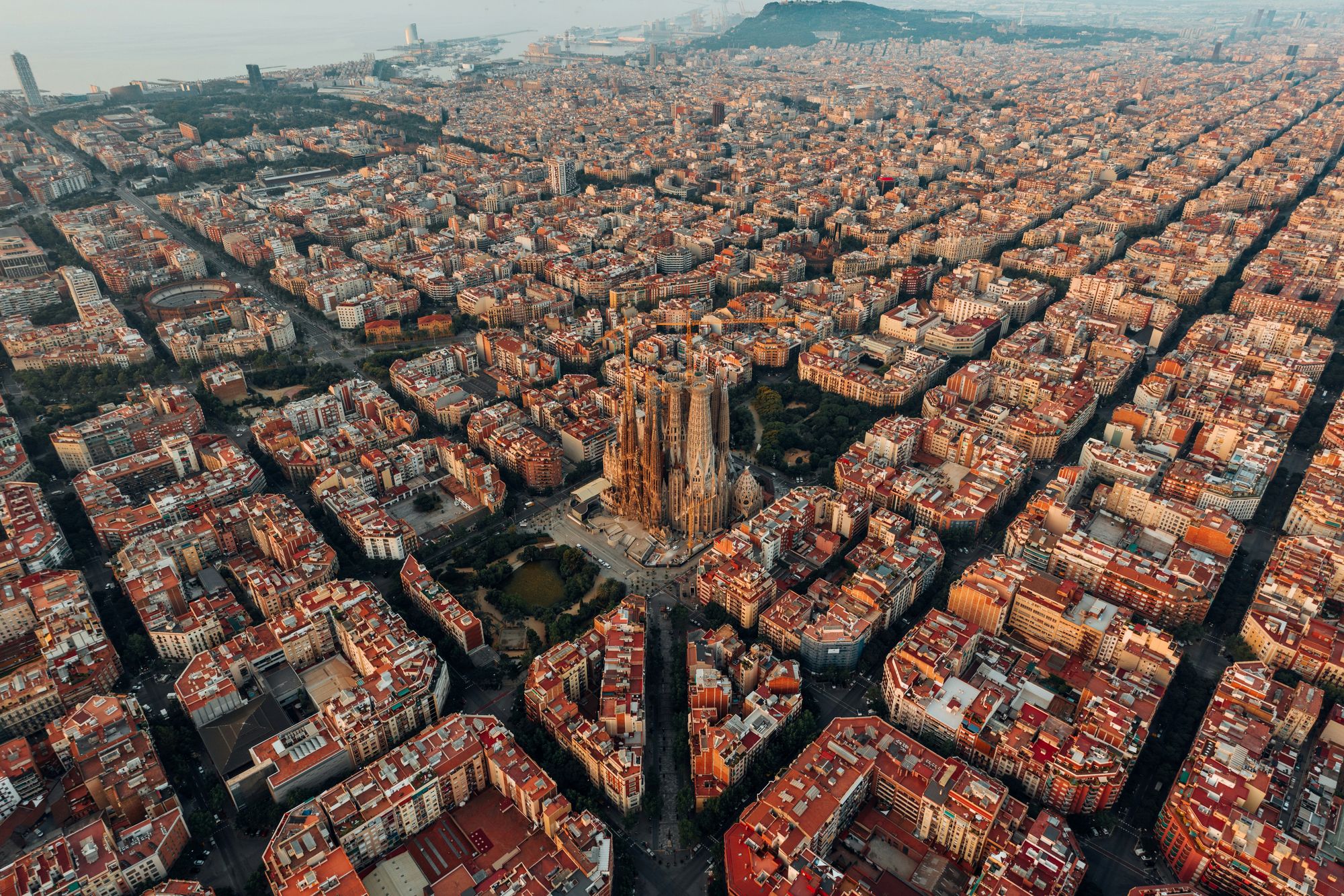 Vista aérea del ensanche (Eixample) de Barcelona con su trama de manzanas y la Sagrada Família al fondo